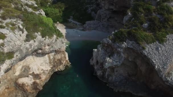 Κατεβαίνοντας Εναέρια Θέα Αποκαλύπτει Στενό Πέρασμα Ανάμεσα Ψηλούς Βράχους Που — Αρχείο Βίντεο