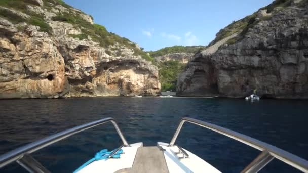 Curva Pequeno Barco Direção Penhascos Íngremes Que Escondem Uma Praia — Vídeo de Stock