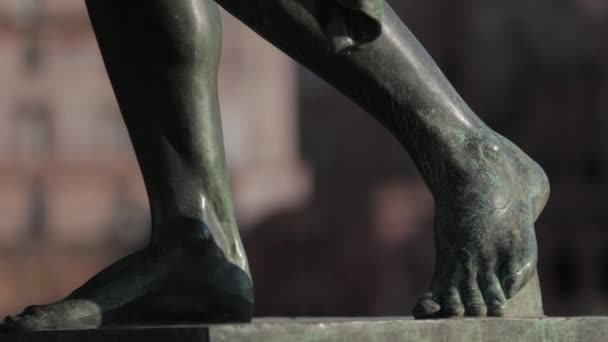 Κλείσιμο Των Ποδιών Πόδια Ένα Άγαλμα Ρωμαϊκής Αυτοκρατορίας — Αρχείο Βίντεο