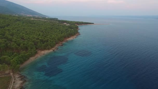 Καθαρά Γαλάζια Νερά Κατά Μήκος Των Ακτών Ενός Όμορφου Νησιού — Αρχείο Βίντεο