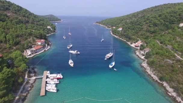 Φωτεινά Γαλάζια Νερά Στενού Κόλπου Νησιά Της Κροατίας Σκάφη Ιστιοφόρα — Αρχείο Βίντεο