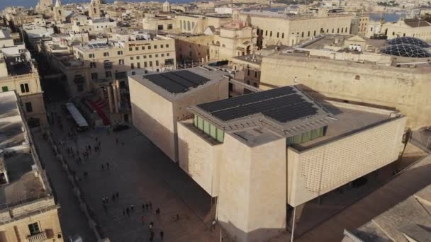 新议会大厦和马耳他首都瓦莱塔的空降无人机 — 图库视频影像