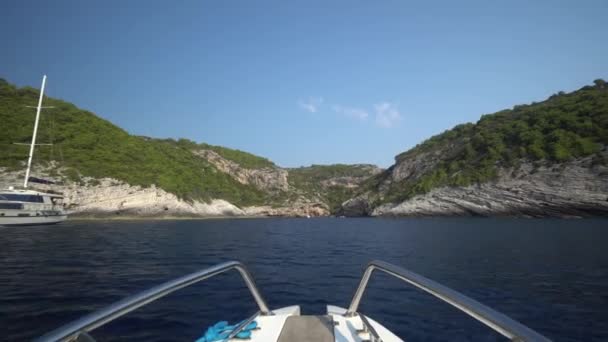一排排的娱乐船驶过蓝色的水面 驶向驶过一艘游艇的岩石海岸 接近Hvar的克罗地亚群岛沿海船只 — 图库视频影像