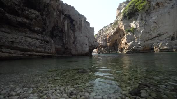 Vista Bajo Ángulo Del Agua Todavía Clara Del Mar Una — Vídeos de Stock