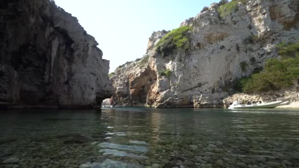 Χαμηλή Γωνιακή Άποψη Για Ήρεμα Καθαρά Νερά Κρυμμένη Λιμνοθάλασσα Κροατικό — Αρχείο Βίντεο