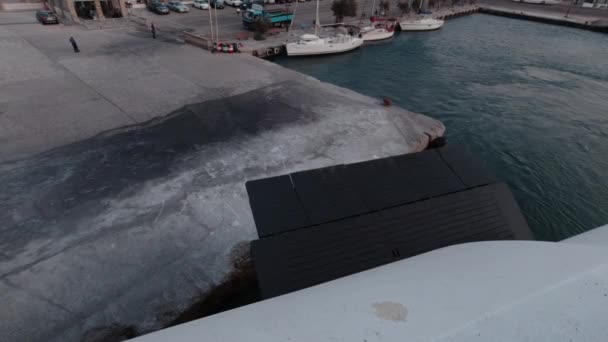 Hajó Pov Elhagyja Andros Kikötőt Görögországban — Stock videók