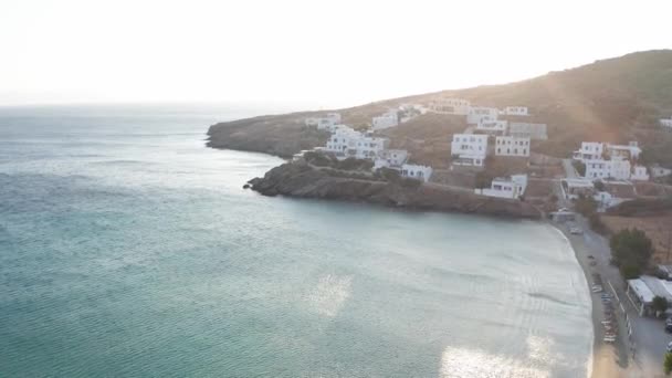 Tinos Adası Ndaki Küçük Plajda Okyanusun Yanındaki Tepede Beyaz Binalar — Stok video