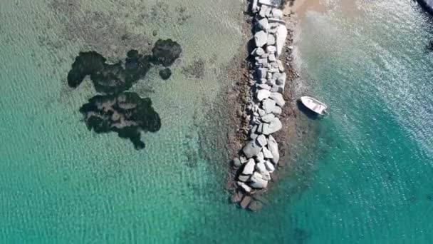 Luftaufnahme Einer Felsigen Seebrücke Türkisfarbenen Wasser Ein Boot Ankert Neben — Stockvideo