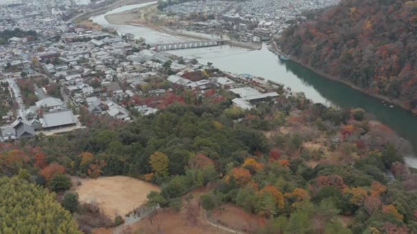Inclinación Aérea Que Revela Puente Togetsu Kyo Arashiyama Kyoto Japón — Vídeo de stock