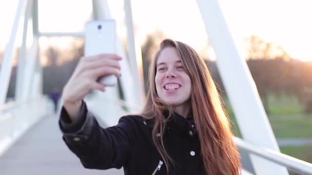 Millenium Influencer Dziewczyna Robi Wideo Mediów Społecznościowych Sunset Pieszo — Wideo stockowe
