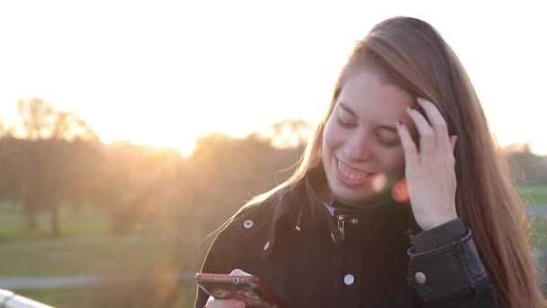Alternatywna Milenijna Kobieta Śmiejąca Się Pisząca Swoim Telefonie Zachodzie Słońca — Wideo stockowe
