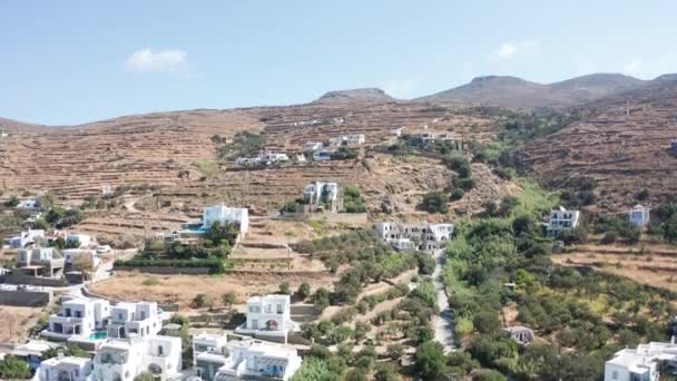 그리스 티노스에 언덕에 집이거의 항공기가건 지역을 날아가는 — 비디오