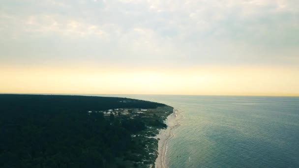 Dron Schodzący Nad Plażą Loederupps Strandbad Szwecji Kierujący Się Porannemu — Wideo stockowe