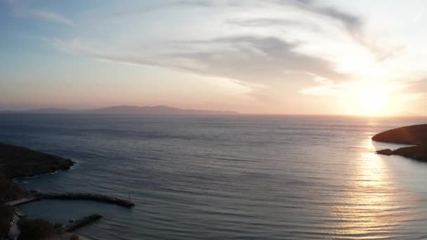 Uitzicht Een Drone Vanuit Lucht Prachtige Zonsondergang Bij Baai Griekenland — Stockvideo