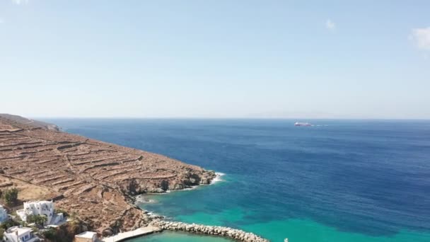 在希腊沿海的开阔水域里 飞越一个海水游泳池飞向一艘大船 — 图库视频影像