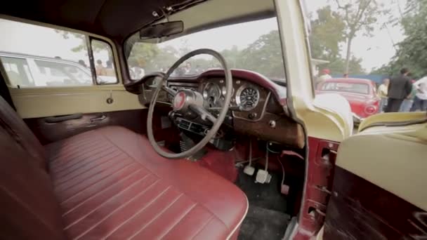 Red Leo Interior Винтажного Классического Автомобиля — стоковое видео