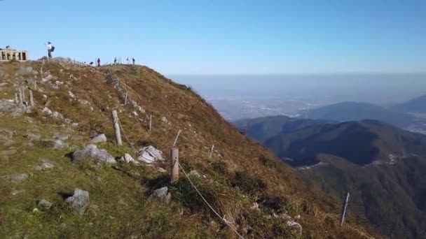 Πεζοπόροι Στην Κορυφή Του Όρους Ιμπούκι Στο Νομό Σίγκα Δεξιά — Αρχείο Βίντεο