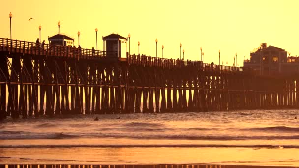 カリフォルニア州オーシャンサイドの日没時のオーシャンサイド桟橋 — ストック動画