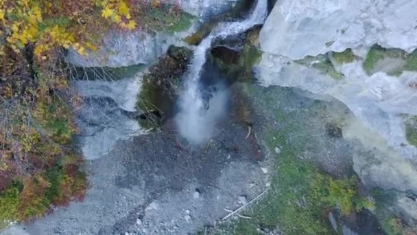 Drone Che Scende Sopra Una Cascata Nelle Alpi Austriache — Video Stock