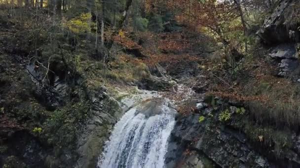 Drone Faldende Foran Vandfald Austrian Alper Ved Efteråret – Stock-video