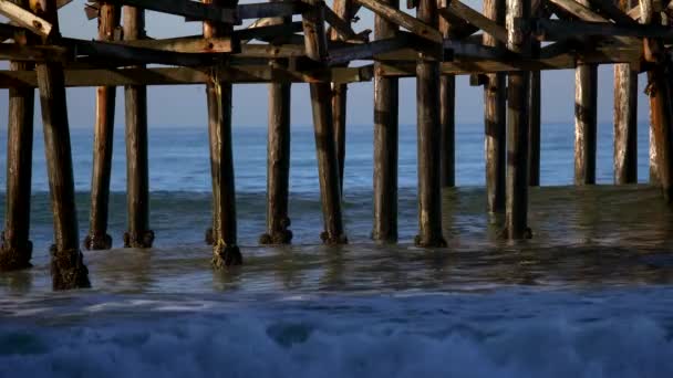 Ocean Waves Golpeando Las Piernas Del Crystal Beach Pier San — Vídeo de stock