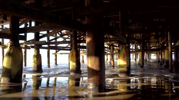 Ocean Waves Golpeando Las Piernas Del Crystal Beach Pier San — Vídeo de stock