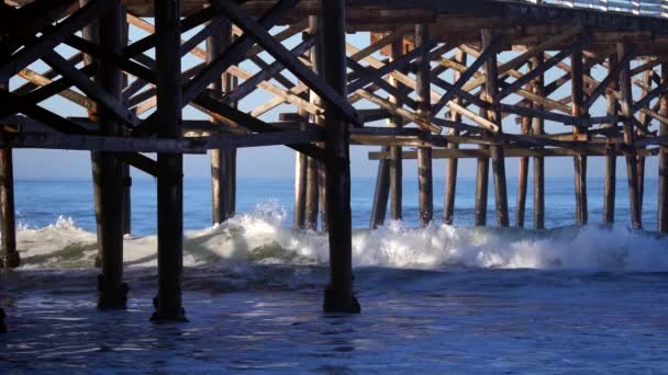 サンディエゴのクリスタルビーチの海岸を襲う海の波 — ストック動画