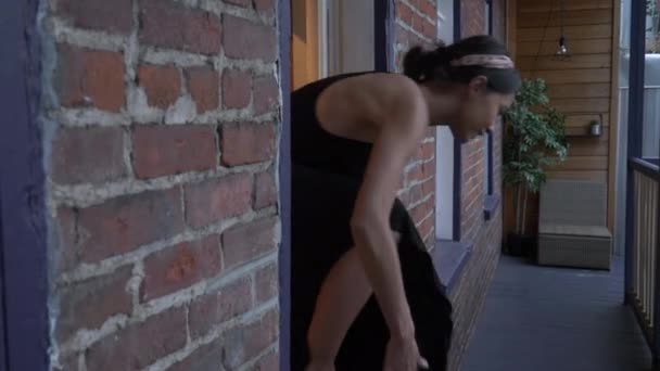 Junge Frau Springt Durch Fenster Auf Balkon — Stockvideo