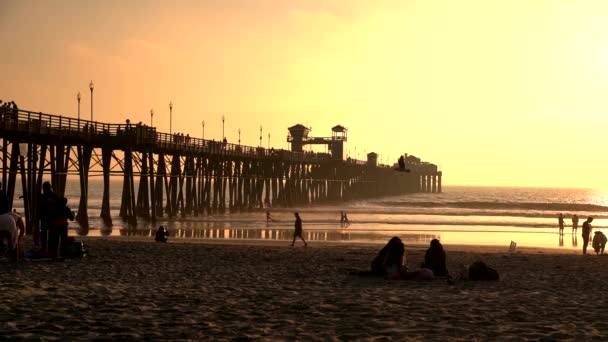 カリフォルニア州オーシャンズサイド ピアの日没の動きが遅い — ストック動画