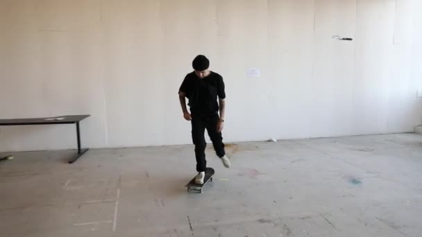 Vista Del Joven Vestido Negro Patinando Monopatín Abandonado Edificio Fábrica — Vídeos de Stock