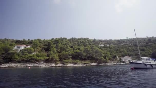 Liten Segelbåt Med Jolle Förankrad Nära Stranden Lugn Och Naturskön — Stockvideo