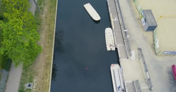 无人驾驶飞机在河上飞行 在船上 自行车道上和池塘上鸟瞰 — 图库视频影像