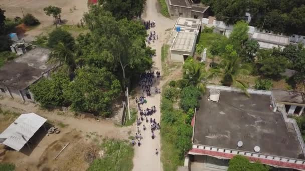 Luchtdrone Shot Children Walking Home Streets School India Azië — Stockvideo