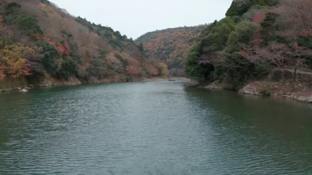 Katsurafloden Vid Arashiyama Slow Push Calm Waters Höstscenen — Stockvideo