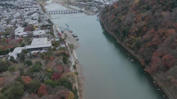 Inclinado Hacia Arriba Revelando Kyoto Antigua Capital Japón Arashiyama Puente — Vídeo de stock