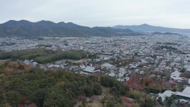 Pan Sobre Ciudad Kyoto Puente Togetsukyo Arashiyama — Vídeo de stock