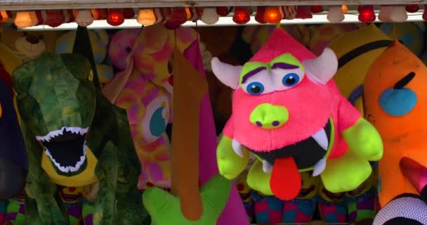 Pinkie Dinosaurus Knuffeldieren Hangen Een Kermis Boven Het Spelstation Een — Stockvideo