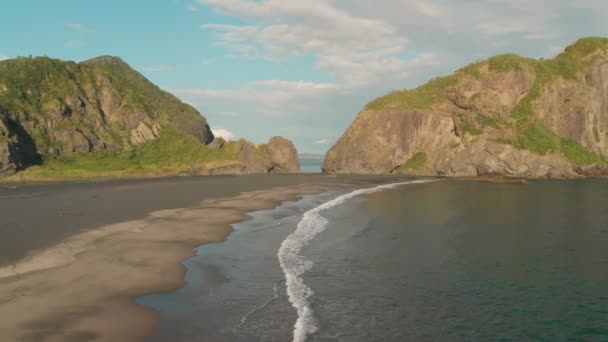 Alacsonyan Repülnek Zéland Fekete Homokos Vulántengerpartja Felett Sziklák Felé — Stock videók
