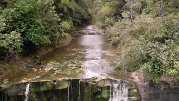 Pull Out Volare Sopra Fiume Rivelando Mokoroa Falls Nuova Zelanda — Video Stock