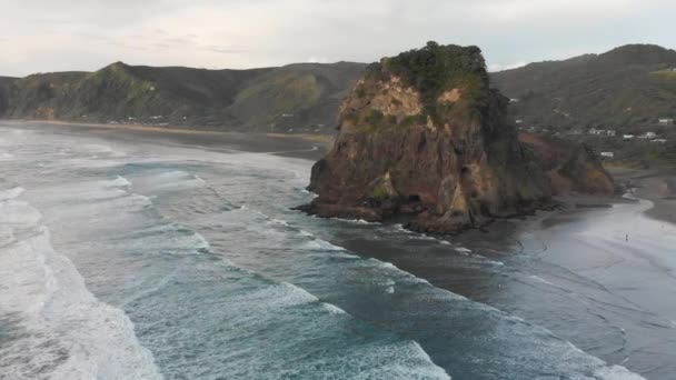 Piha Sahili Ndeki Büyük Kaya Oluşumunun Yeni Zelanda Daki Sörf — Stok video