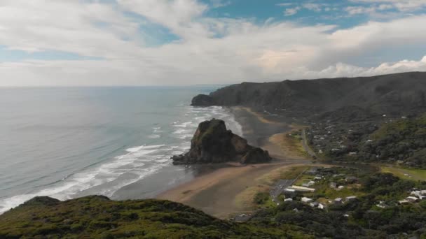 Aerial View Revealing Lion Rock Black Sand Piha Beach New — Stock Video