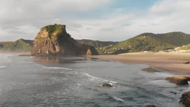 Drohne Flog Über Wellen Zum Schönen Lion Rock Piha Beach — Stockvideo