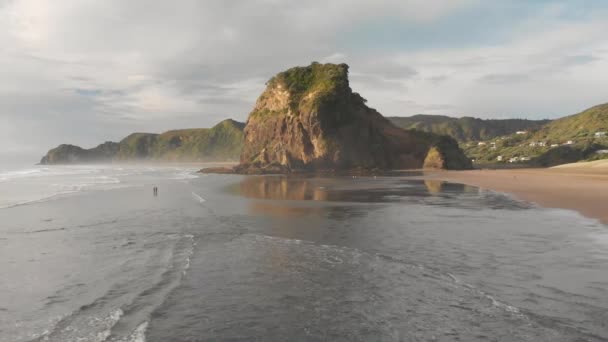 Slowmo Unglaubliche Drohne Über Schwarzem Sand Piha Beach Neuseeland Bei — Stockvideo