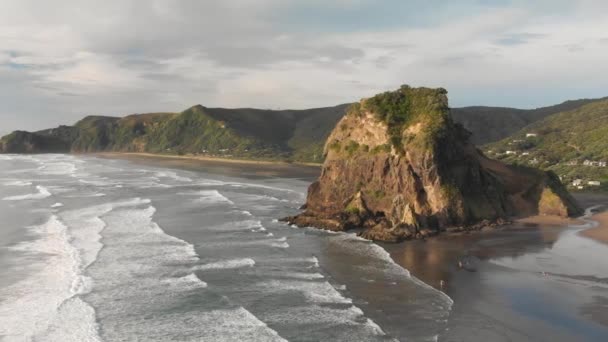 Atemberaubende Drohnenaufnahmen Vom Lion Rock Piha Beach Mit Surfenden Wellen — Stockvideo
