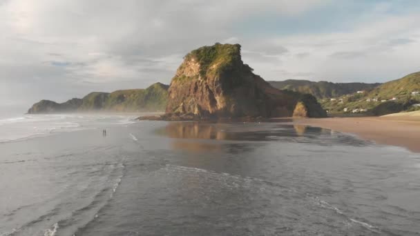 Unglaubliche Drohne Über Schwarzem Sand Piha Beach Neuseeland Bei Sonnenuntergang — Stockvideo