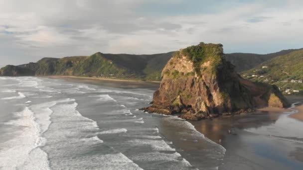 Slowmo Impresionante Toma Aérea Lion Rock Piha Beach Con Olas — Vídeo de stock