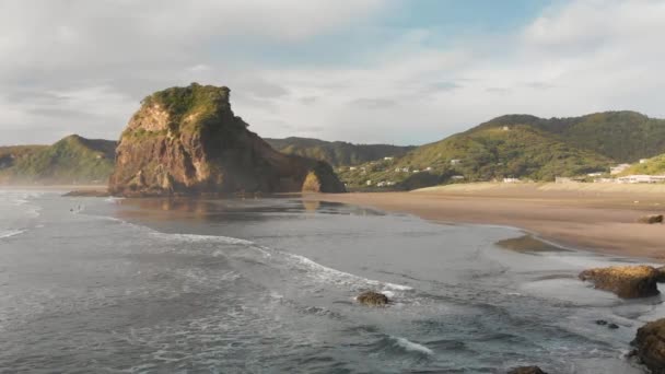 Slowmo Yeni Zelanda Piha Sahili Ndeki Güzel Aslan Kayası Doğru — Stok video