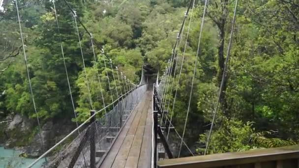 Podul Leagăn Peste Râul Ghețar Albastru Cheile Hokitika Insula Sud — Videoclip de stoc