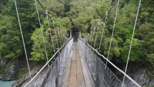 Går Över Hängbro Vid Hokitika Gorge Nya Zeeland — Stockvideo