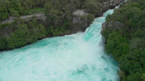 新西兰Hukas瀑布瀑布和观光客的高空无人驾驶飞机拍摄 — 图库视频影像